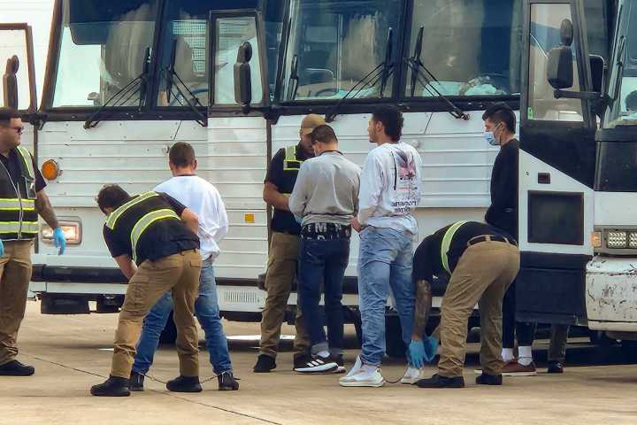 Jueza bloquea temporalmente deportaciones rápidas de inmigrantes de Trump