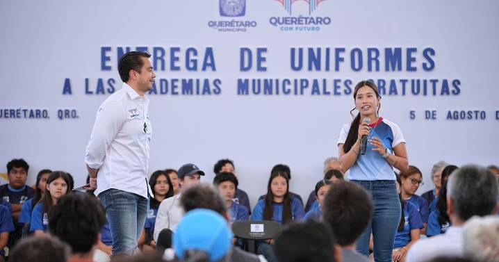 Querétaro entrega uniformes deportivos a 700 atletas de academias municipales