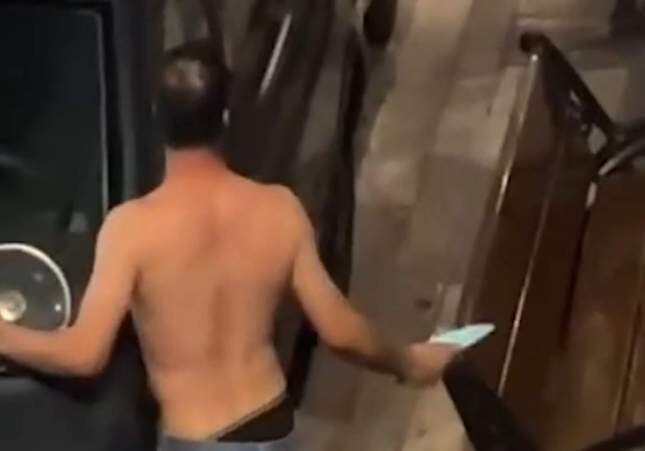 VIDEO. Un vecino armado con cuchillo amenaza a peatones y se enfrenta a policías