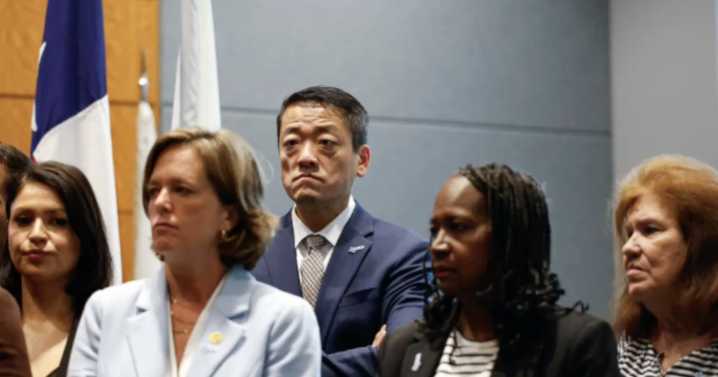 Texas Democrats still in Illinois after bomb threat; redistricting standoff continues