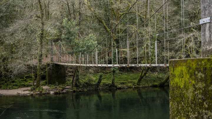 Así son los 4 puentes colgantes que este verano te harán volar sobre los ríos de Galicia