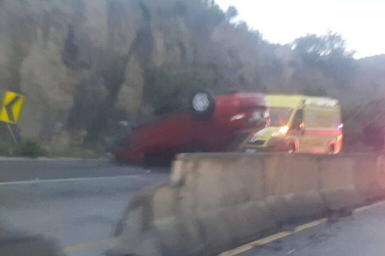 Accidente en el Corredor de la Montaña: Un vehículo sufre volcadura