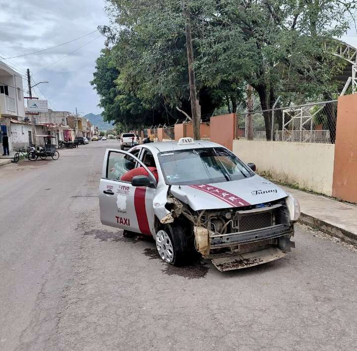SE REPORTÓ CHOQUE DE TAXI DE COMPOSTELA