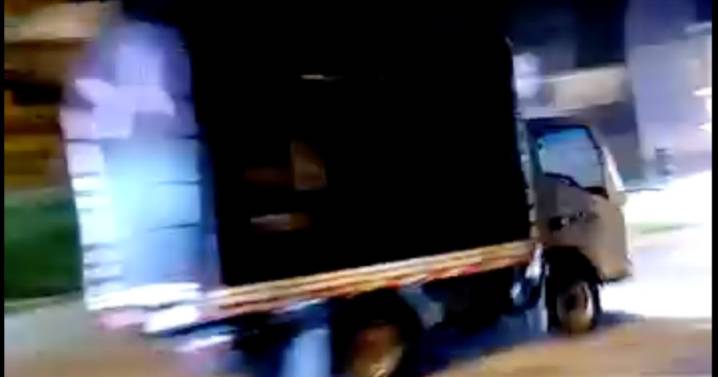 Conductor de camión arrolló a dos policías e intentó escapar provocando persecusión y balacera