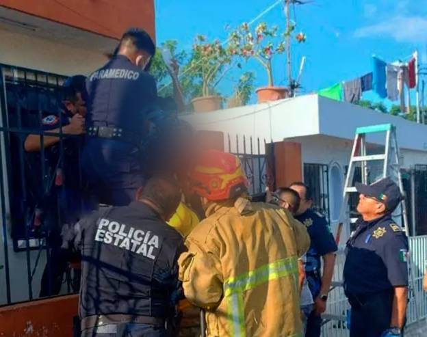 Jovencita cae del techo y termina incrustada en una reja