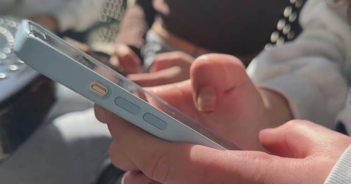 Psychologist warns of withdrawal effects of cellphone ban in Texas schools