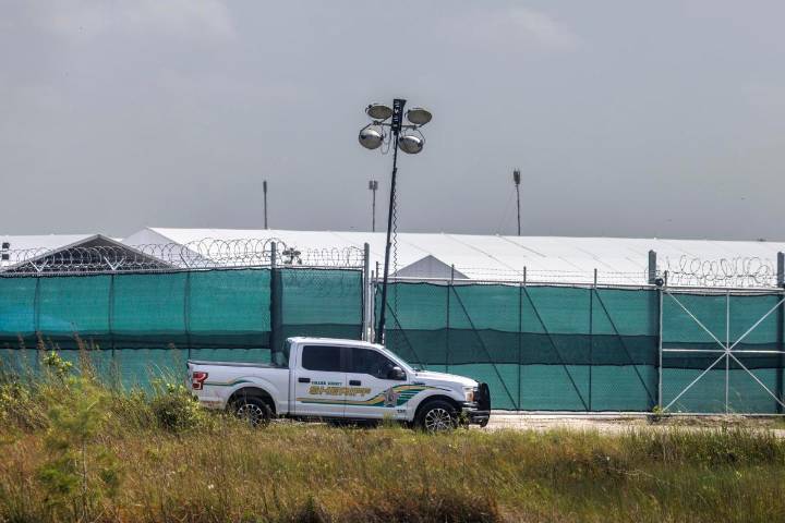 Gobierno de Trump niega huelga en Alligator Alcatraz y lo defiende como “modelo a seguir”