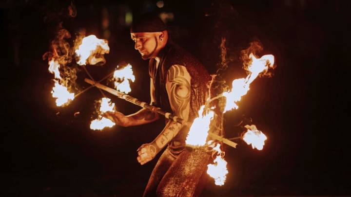 Una noche gratuita de circo, música y humor con sabor ochentero en Albacete