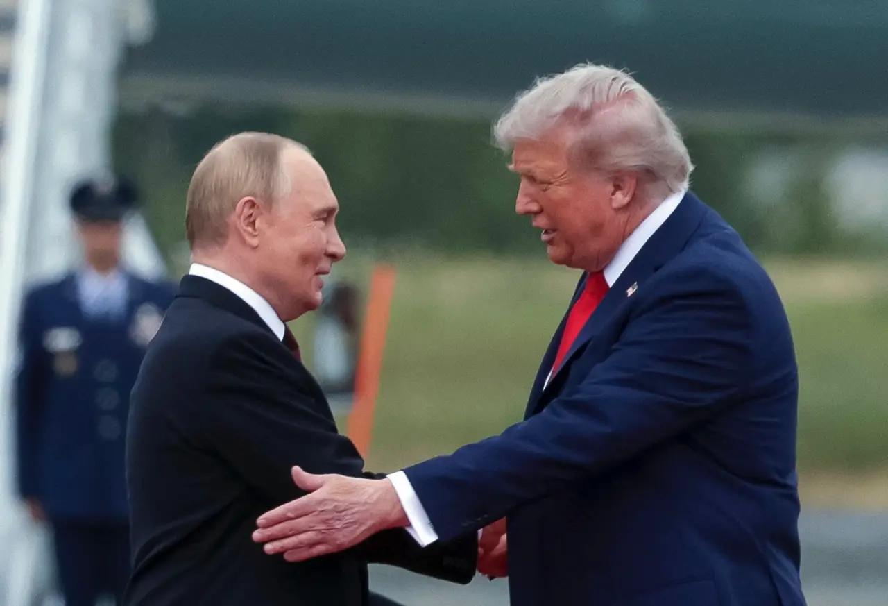 Trump y Putin llevan reunidos más de dos horas y media