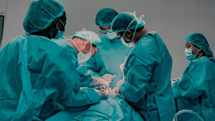 Una mujer murió durante una operación al corazón tras un corte de luz en Inglaterra