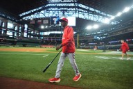 Angelinos logran jonrón en 1er lanzamiento y derrotan 4-0 a Rangers con Ron Washington presente – Chicago Tribune