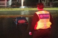 Inundaciones y un auto varado dejan lluvias en Soledad