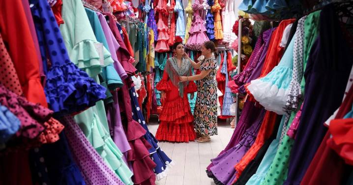Feria de Málaga 2025 y el ritual de vestirse de flamenca: “Con el traje de gitana, las mujeres se sienten más guapas”