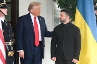 Controversia superada. Zelensky cambia el uniforme militar por un traje negro y revive la polémica con el periodista trumpista