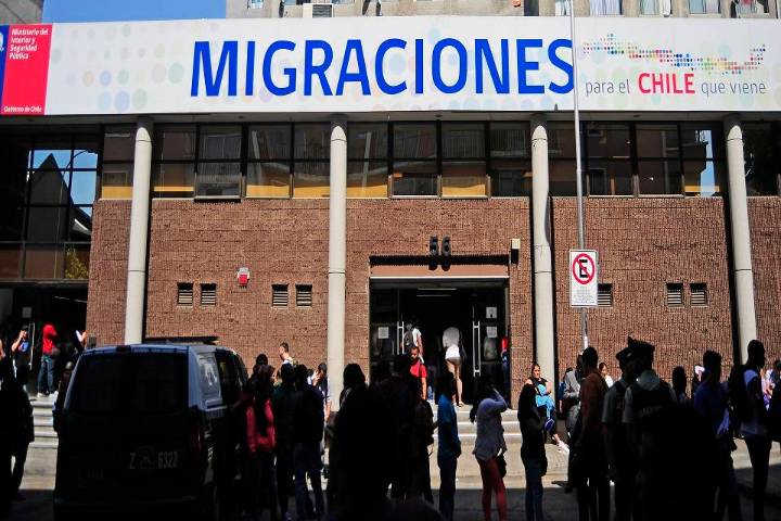 Redes sociales exacerban la xenofobia en Chile: Acnur advierte riesgos del odio digital