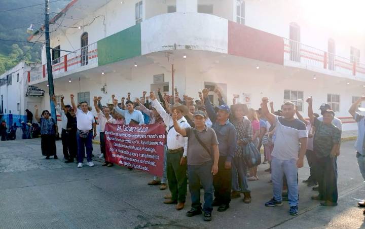 Toman ayuntamiento de Huehuetla para exigir cumplimiento de laudos
