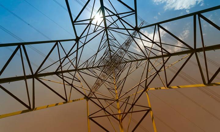 Gobierno propone alza del 20% en tarifas de energía eléctrica
