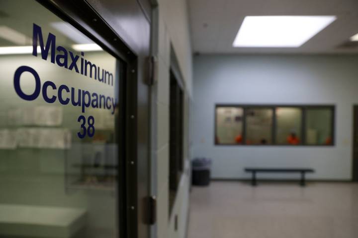Mujer salvadoreña arrestada por ICE en Los Ángeles pese a sufrir desmayo