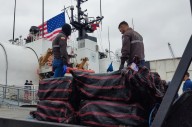 Buque de EE. UU. decomisa 10 toneladas de droga que salieron de Ecuador: en Manta se entregó parte del alcaloide
