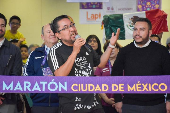 Corredores acuden por sus folios previo al Maratón de la Ciudad de México