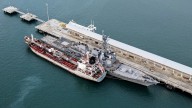 Otro buque de guerra, un destructor, atracó en Panamá tras paso de lanzamisiles en medio de despliegue militar de EE. UU. en el Caribe