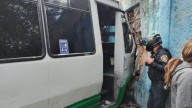 13 lesionados, incluido un niño, tras choque de microbús contra casa en Cuauhtémoc