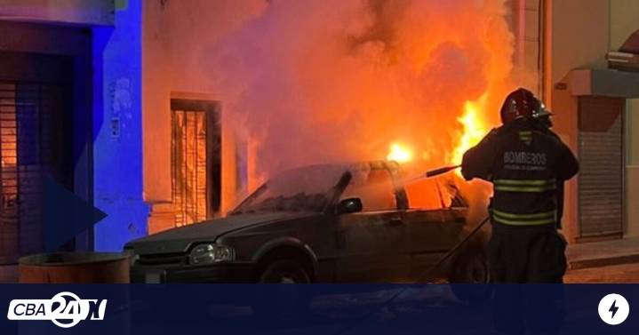 A una cuadra de la Central de Policía: quemó un auto en la calle e intentó incendiar otros 3 más