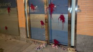 Vandalizan y atacan la sede del PP en Huesca con pintadas, huevos y dos pollos muertos