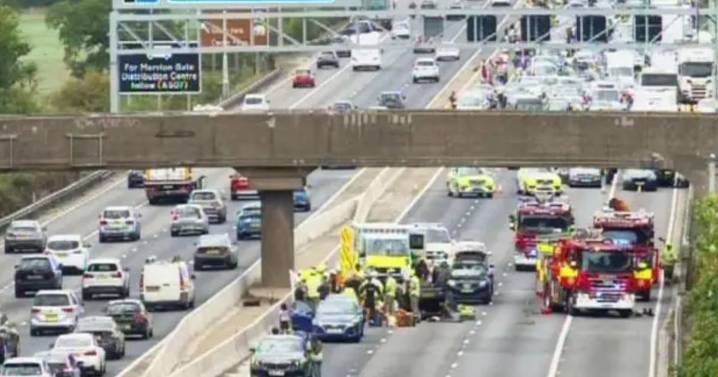 M1 closure LIVE: Motorway closed in both directions after ‘multi vehicle’ crash