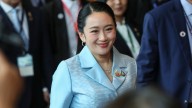 La primera ministra de Tailandia destituida por criticar al Ejército