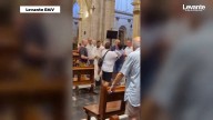 El bochornoso momento en el que un borracho agrede a puñetazos y patadas a un cura en la Catedral de Valencia