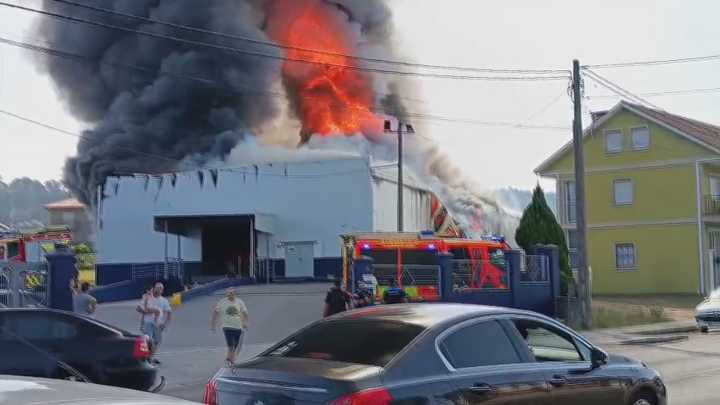 Calcinada unha nave da raticida Ratibrom en Vilagarcía de Arousa que obrigou a desaloxar 22 vivendas