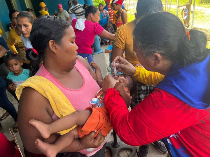 Atienden a familias afectadas por crecida del río Orinoco en Monagas