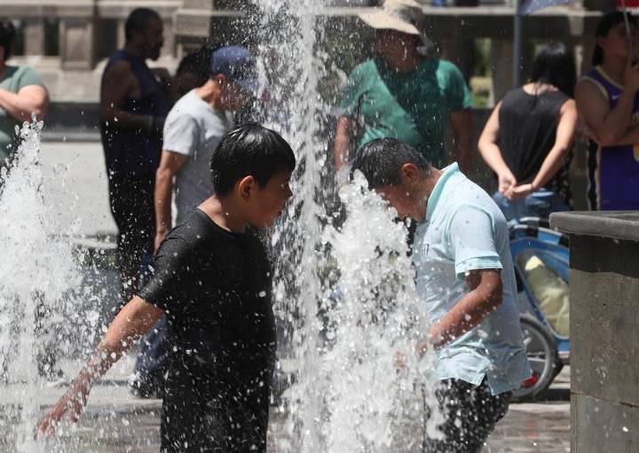 EE.UU. alerta del calor en su frontera con México y de los incendios en su límite con Canadá