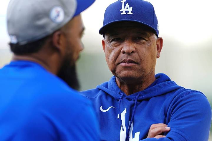 Dave Roberts anuncia el motivo de la eliminación de Teoscar Hernández de la alineación de los Dodgers