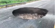 Michoacán: se abre enorme socavón en carretera Apatzingán