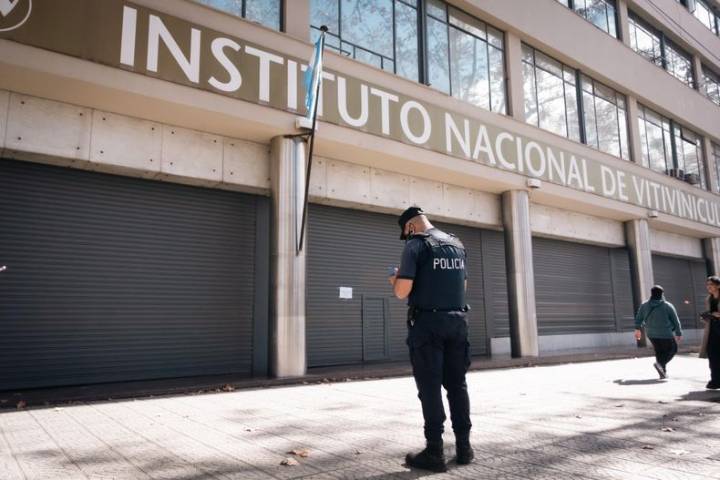 El ajuste mata: un trabajador, que protestaba contra el desguace del INV, se descompensó y falleció