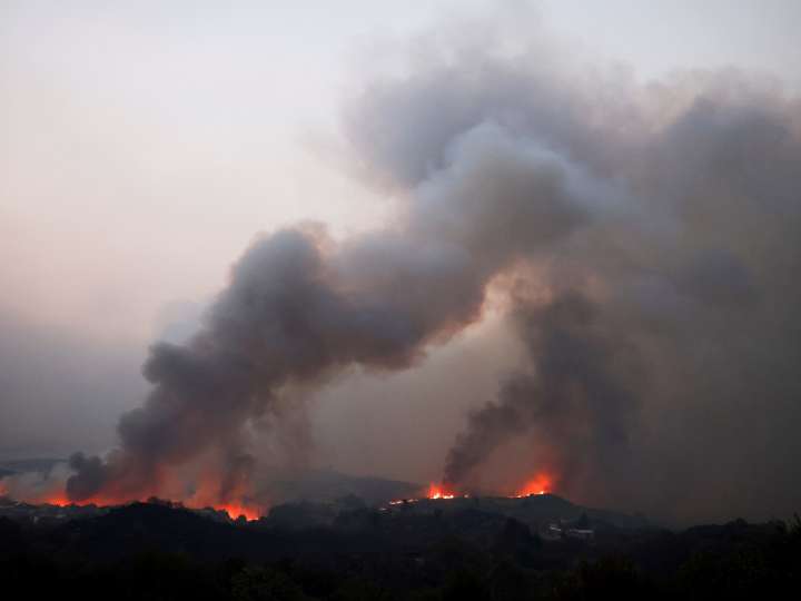 España suma 500 soldados al combate de los incendios forestales en medio de una feroz ola de calor