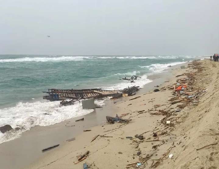 Naufragio en aguas italianas deja 20 migrantes muertos y 27 desaparecidos