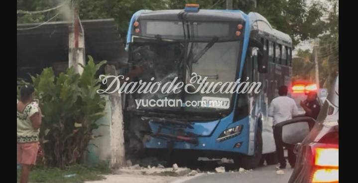 Conductor de Va y Ven pierde el control e impacta contra el muro de una casa en Xcumpich