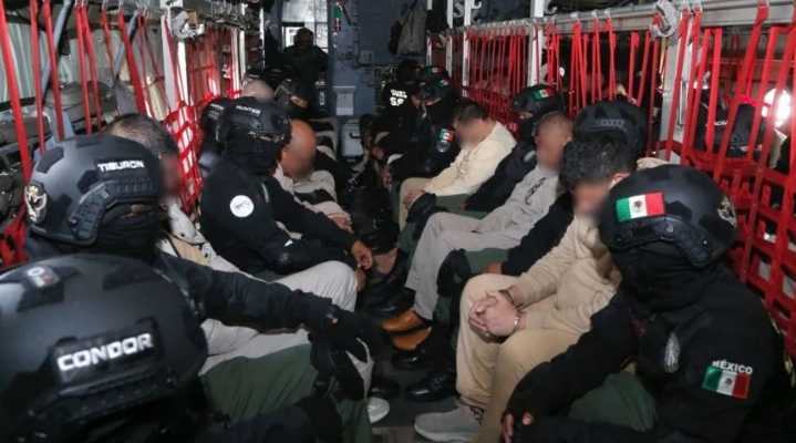 Presentan cargos por tráfico de fentanilo y armas contra tres de los 26 narcos extraditados a EU