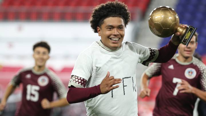 Who are the top returning HCIAL boys soccer stat leaders in 2025?