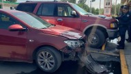 Chocan retroexcavadora y un auto en el poniente