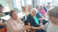 Niños y mayores de San Sadurniño se unen en una jornada de juegos intergeneracionales