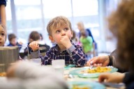 París y otras seis ciudades francesas prohíben el atún en los comedores escolares