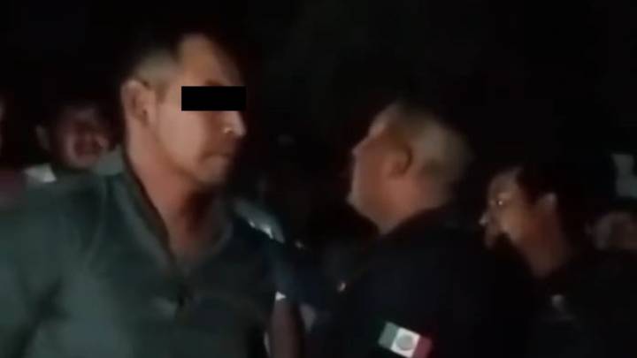 Iban a lincharlo y lo salvó la policía. Sorprenden a hombre grabando casas en Altepexi, Puebla