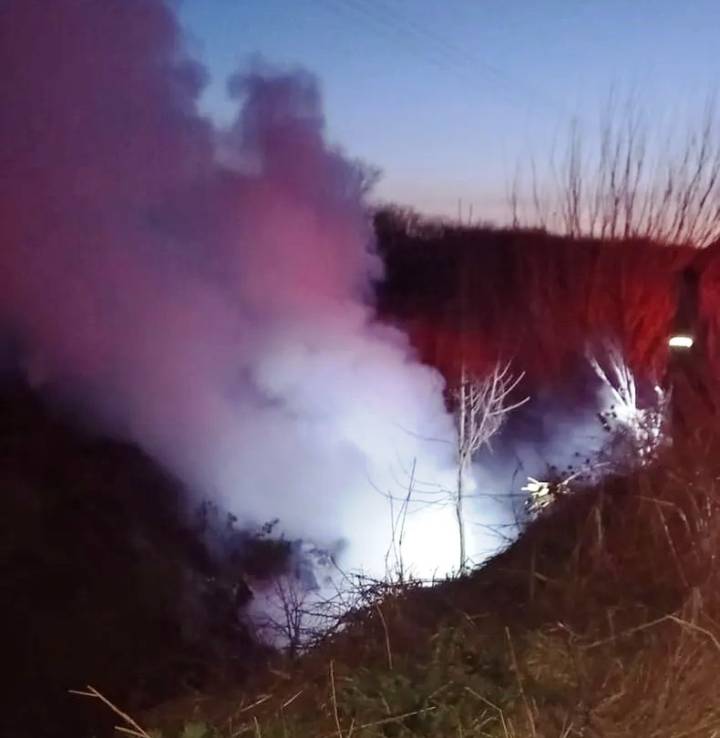 Vuelco e incendio del auto de una arrecifeña en la Autopista 8
