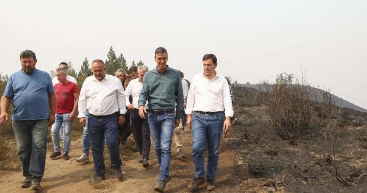 El 'uniforme' que luce siempre Sánchez en sus visitas a los incendios que arrasan España