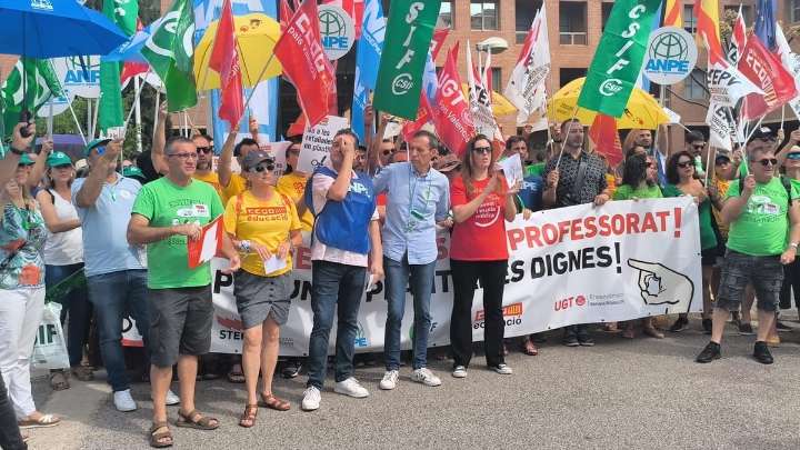 Vuelta al cole: UGT se moviliza por la subida salarial y contra los recortes