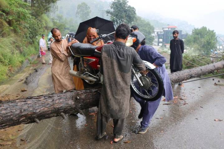 More than 160 people killed in heavy rain, floods in Pakistan